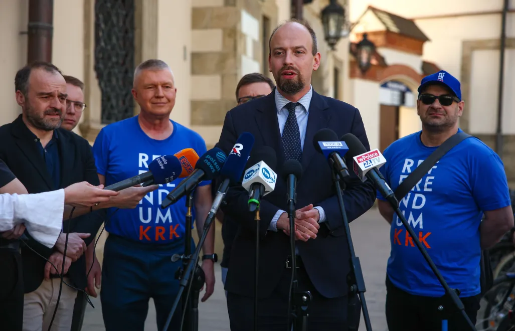 Współinicjator referendum, przewodniczący rady dzielnicy Stare Miasto Jan Hoffman. Fot. PAP/Łukasz Gągulski