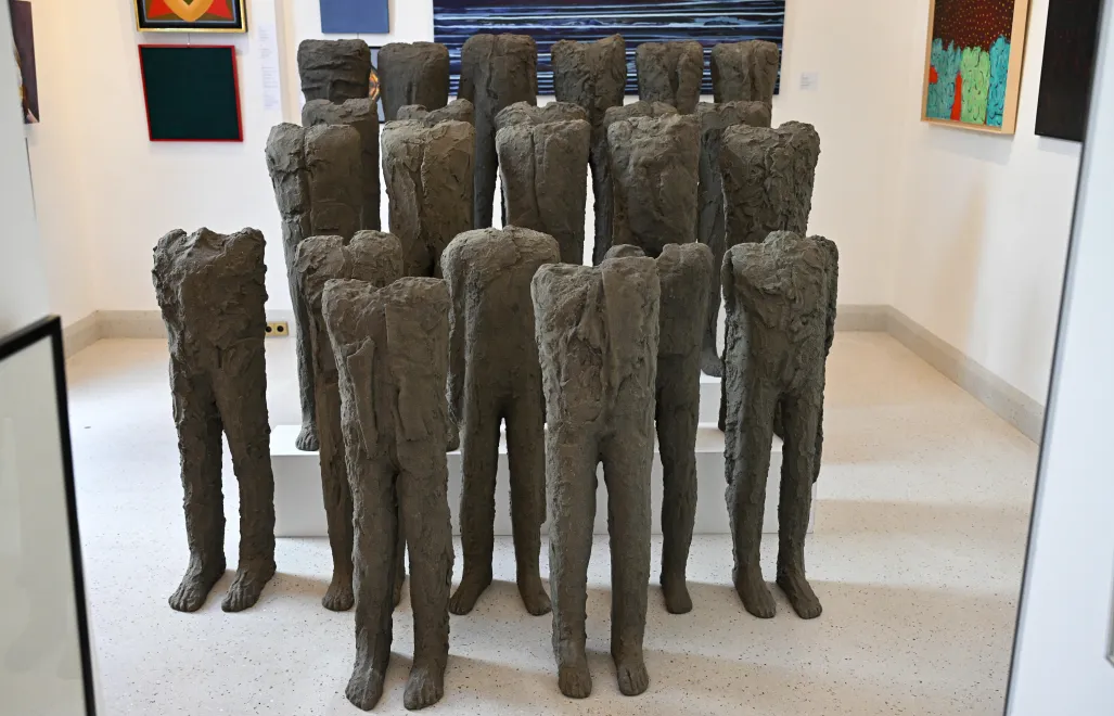 Konstrukcja "Bambini" autorstwa Magdaleny Abakanowicz zaprezentowana na wystawie przedaukcyjnej w Domu Aukcyjnym Polswiss Art w Warszawie, 26 bm. (rp/mgut) PAP/Radek Pietruszka