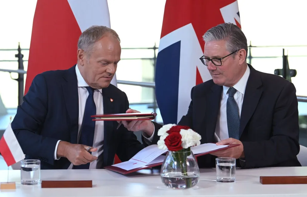 Подписание договора премьер-министрами Польши и Великобритании. 27 мая 2026 г. Fot. PAP/EPA/Jaimi Joy / POOL