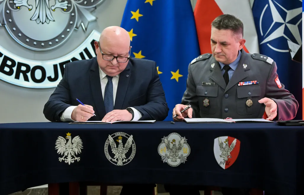 Podpisanie umów w ramach SAFE w siedzibie Agencji Uzbrojenia w Warszawie. Fot. PAP/Piotr Nowak