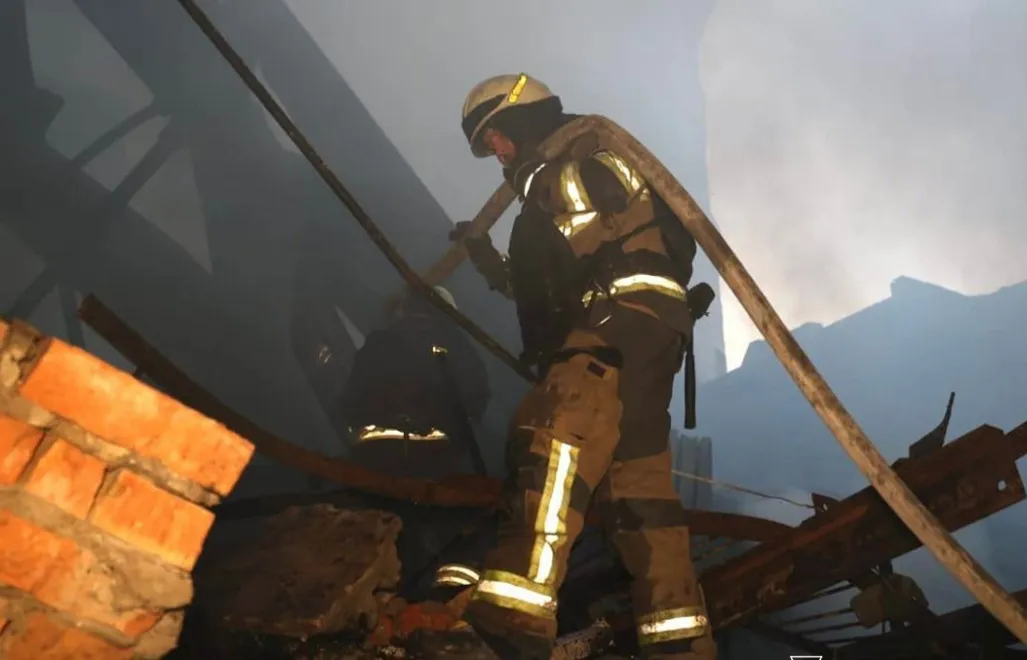 Ukraińcy: wojska rosyjskie zrzuciły na miasto trzy bomby lotnicze. Fot. X/ DSNS.GOV.UA (zdjęcie ilustracyjne)
