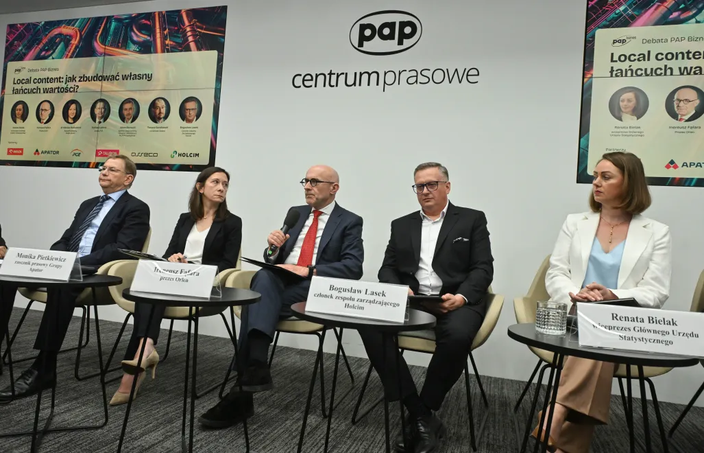  Prezes PGE Dariusz Lubera (L), rzeczniczka prasowa Grupy Apator Monika Pietkiewicz (2L), prezes Orlenu Ireneusz Fąfara (3L), członek zespołu zarządzającego Holcim Bogusław Lasek (4L), wiceprezes GUS Renata Bielak (5L) Fot. PAP/Piotr Nowak