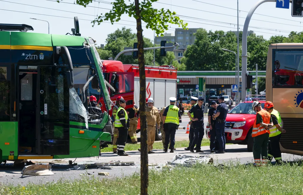 Miejsce zderzenia autobusu z tramwajem. Fot. PAP/Jakub Kaczmarczyk