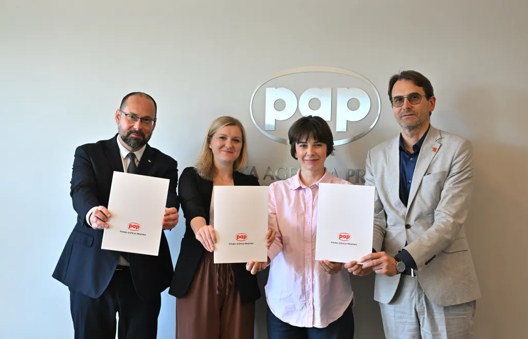 Dyrektor generalny PAP Marek Błoński (L), rektor Uniwersytetu Łódzkiego prof. dr hab. Rafał Matera (P), prezes zarządu Fundacji Polskiej Agencji Prasowej Magdalena Chodak (2P) oraz członek zarządu Fundacji Polskiej Agencji Prasowej Magdalena Żuk (2L).  Fot. PAP/Radek Pietruszka