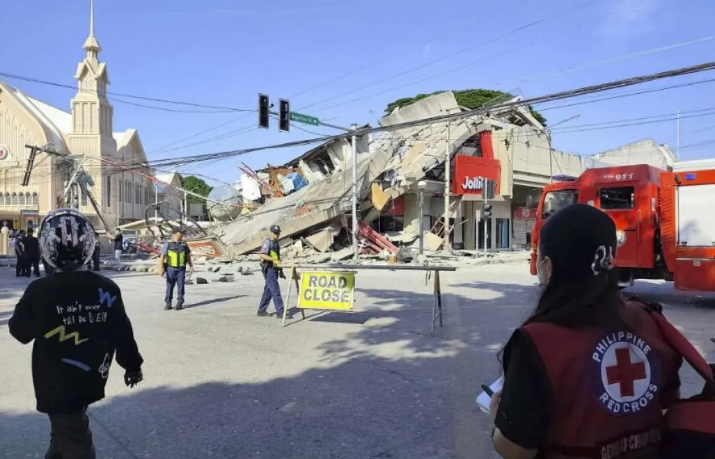 Zniszczenia po trzęsieniu ziemi w mieście General Santos Fot. PAP/EPA/PHILIPPINE RED CROSS 