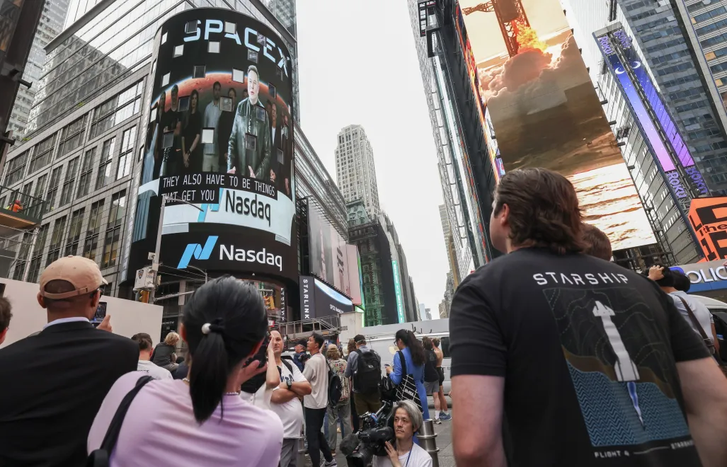 Elon Musk na telebimie wygłasza przemówienie przed debiutem swojej firmy na giełdzie Nasdaq w Nowym Jorku. Fot. PAP/EPA/	PAP/EPA/SARAH YENESEL