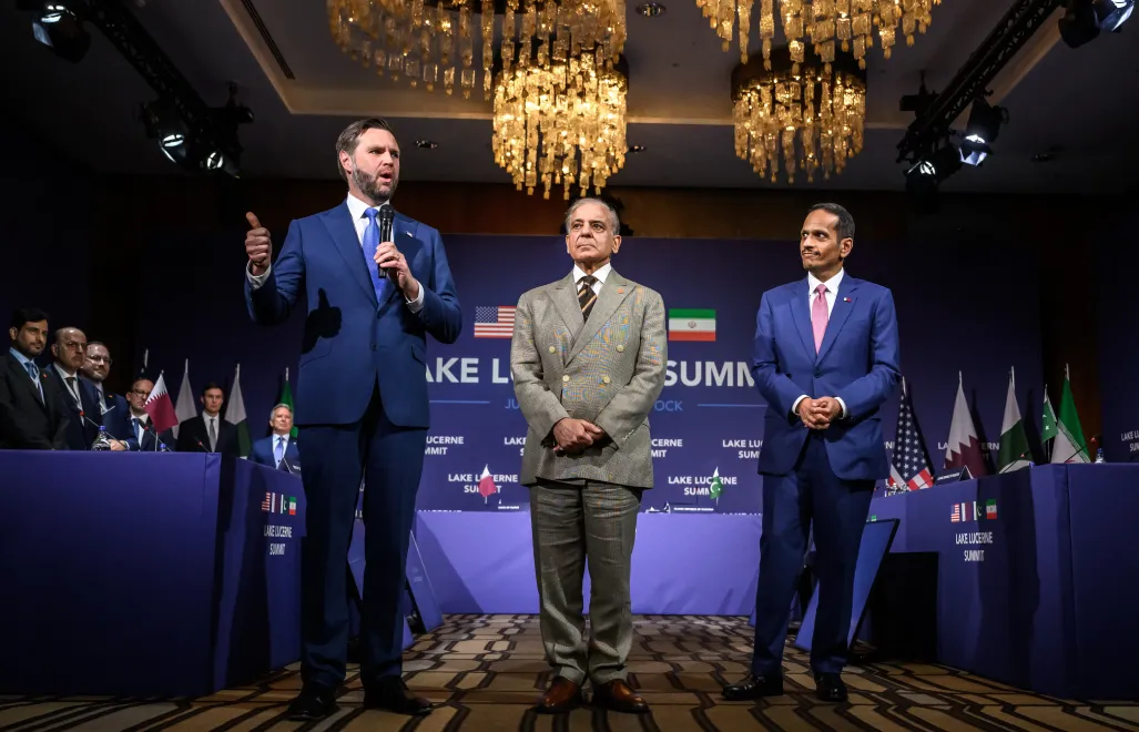 JD Vance, Shehbaz Sharif, Sheikh Mohammed bin Abdulrahman. Fot. PAP/EPA/FABRICE COFFRINI 