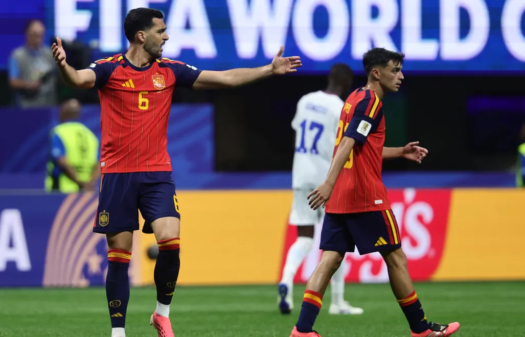 Piłkarze reprezentacji Hiszpani: Mikel Merino i Pedri. Fot. PAP/EPA/RONALD WITTEK