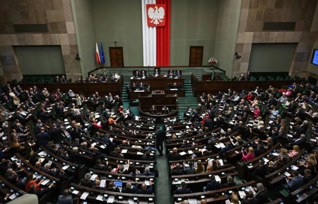 Posłowie na sali posiedzeń Sejmu. Fot. PAP/Radek Pietruszka