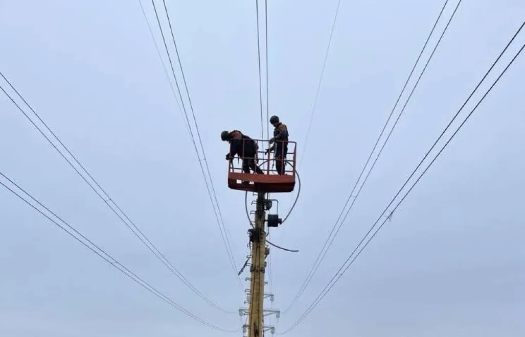 Ремонтні роботи "Укренерго". Фотоілюстрація. Fot. Facebook/НЕК "Укренерго"