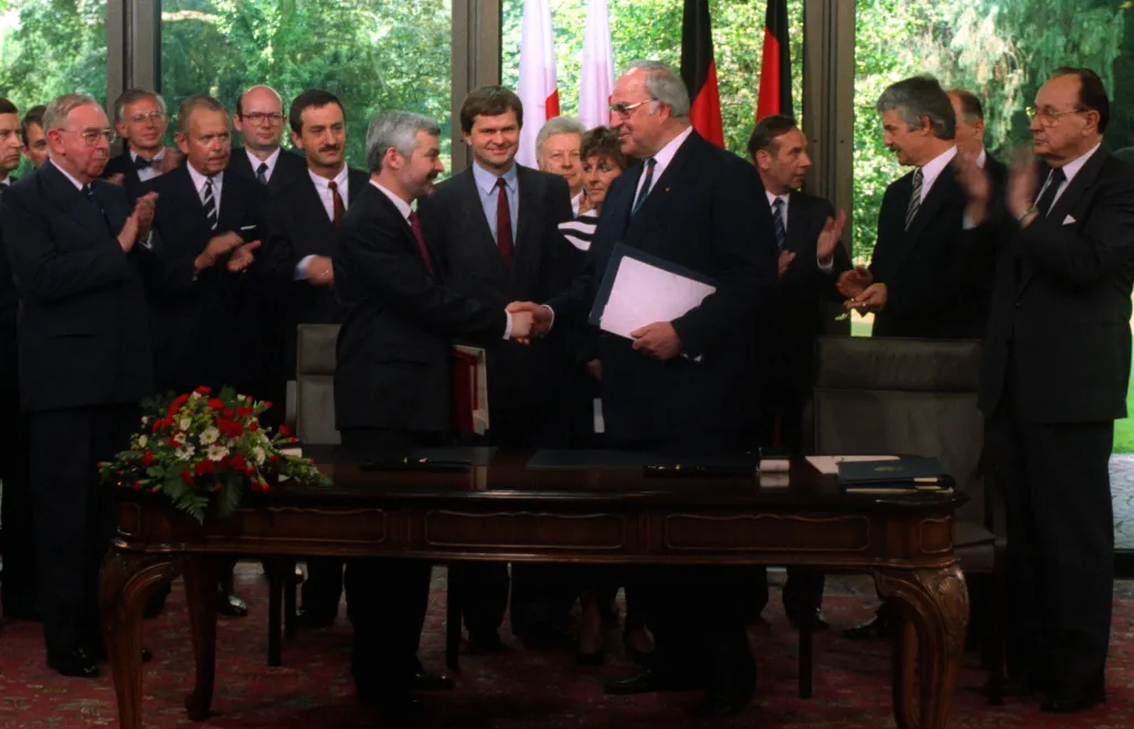 Podpisanie traktatu między Rzecząpospolitą Polską a Republiką Federalną Niemiec o dobrym sąsiedztwie i przyjaznej współpracy. Jan Krzysztof Bielecki, Helmut Kohl. Fot. PAP/Grzegorz Rogiński