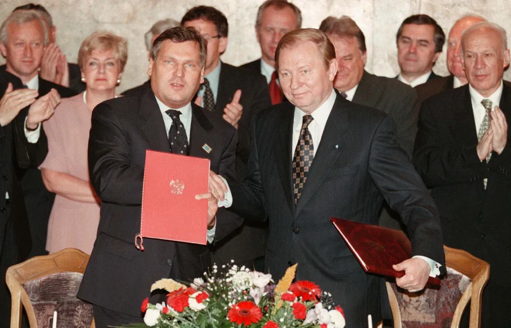Президенти Польщі Александр Кваснєвський (ліворуч) та України Леонід Кучма (праворуч) обмінюються документами після підписання декларації про примирення між народами Польщі та України. Архівне фото, 1997 р. Fot. PAP/CAF- EPA/SERGEY SUPINSKY