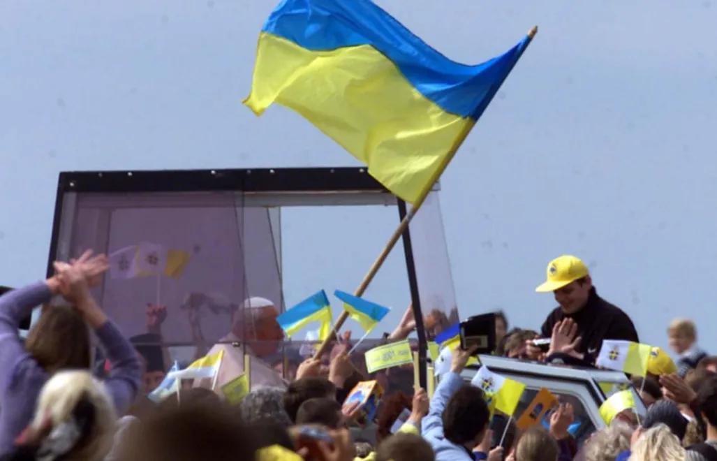 Віряни вітають Папу Івана Павла ІІ перед Святою Месою на території аеропорту "Чайка" під Києвом. Fot. PAP/RADEK PIETRUSZKA