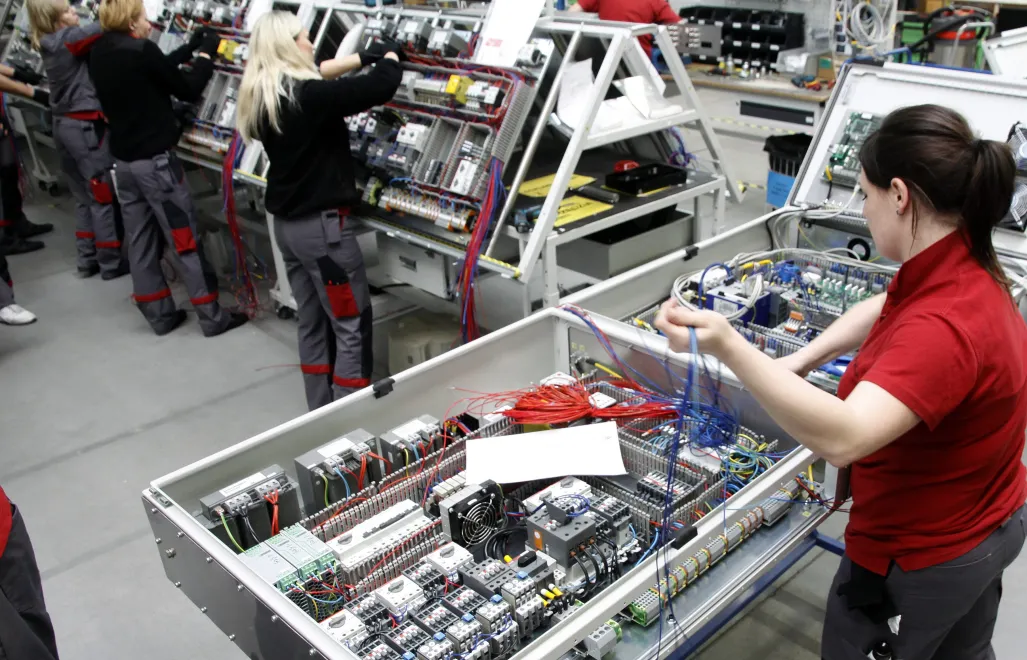 Praca przy budowie urządzeń elektronicznych Fot. PAP/Jerzy Undro