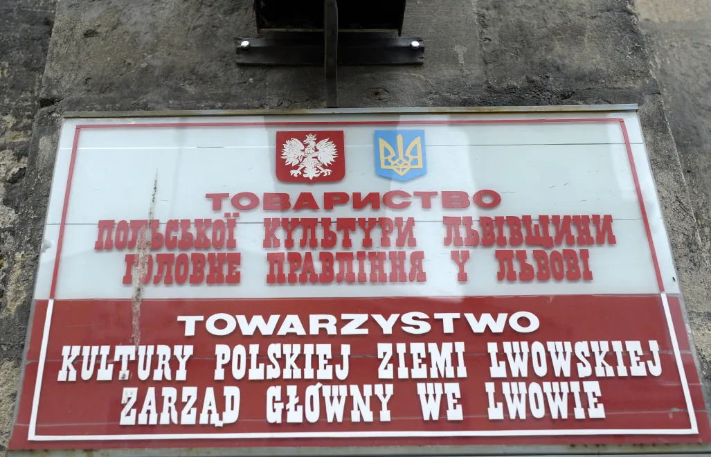 Табличка Товариства польської культури Львівщини. Фотоілюстрація. Fot. PAP/Darek Delmanowicz