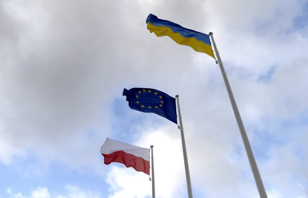 Flagi Polska, Unii Europejskiej i Ukrainy Fot. PAP/Darek Delmanowicz