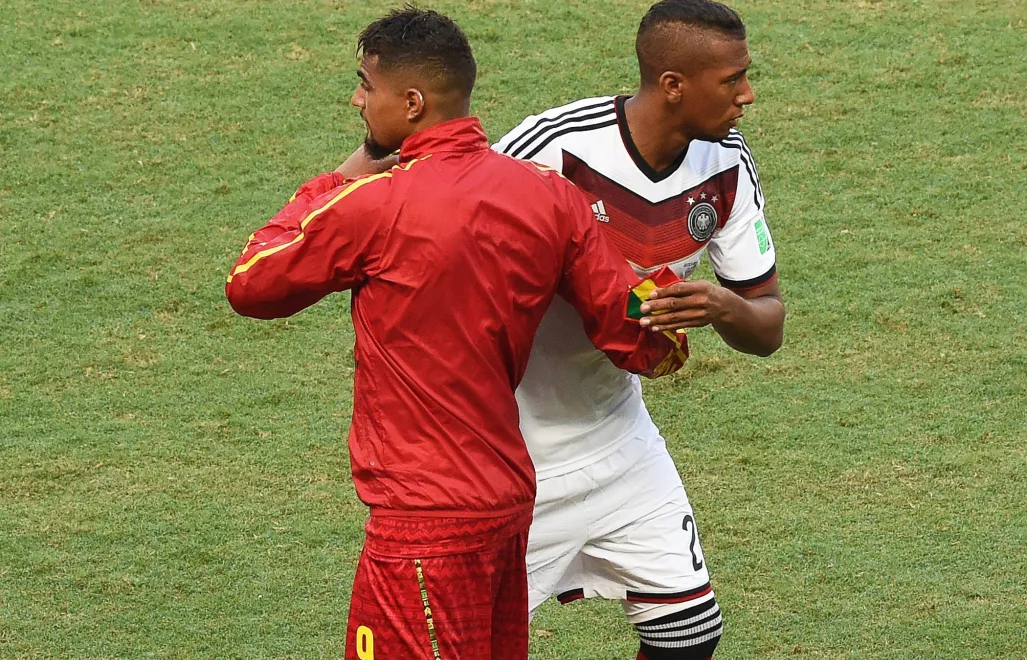 Kevin Prince Boateng (po lewej, grał dla Ghany) wita swojego brata Jerome'a ​​Boatenga (po prawej, grał dla Niemiec) na MŚ 2014 w Brazylii. Fot. PAP/EPA/MARCUS BRANDT