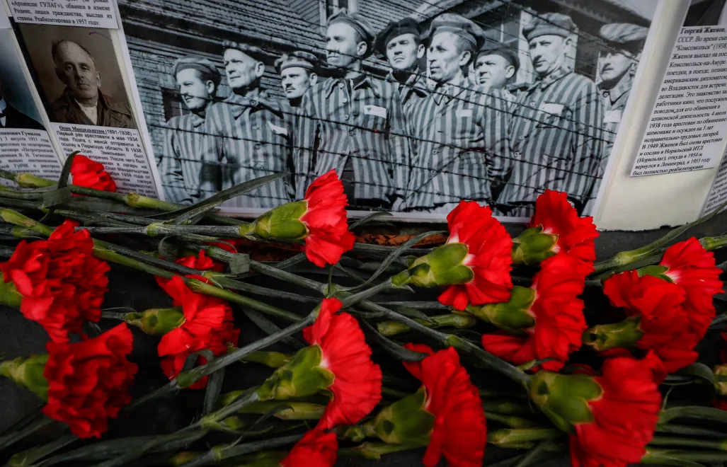 квіти біля фотографії в'язнів ГУЛАГу Fot. PAP/EPA/YURI KOCHETKOV 