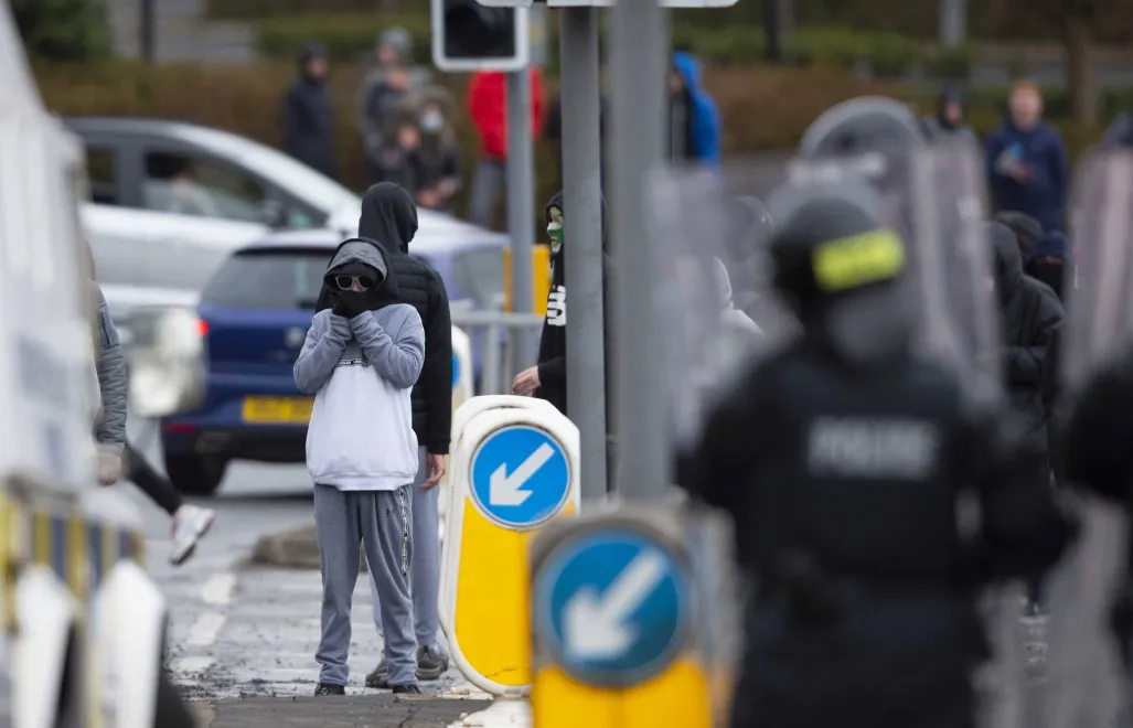 Starcia z policją podczas demonstracji w Belfaście, zdjęcie poglądowe, fot. PAP/EPA/Mark Marlow