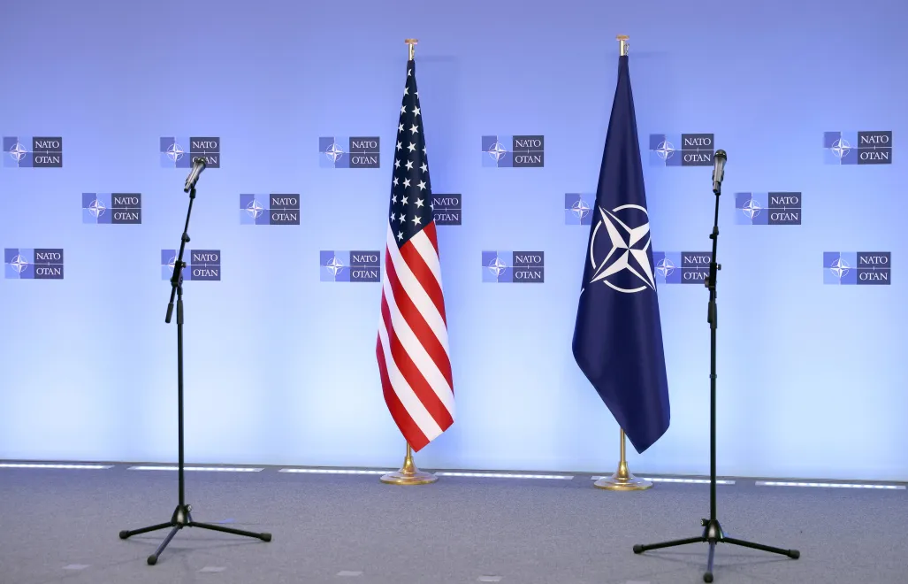 На фотографії зображені прапори НАТО та США перед початком пресконференції. Фотоілюстрація. Fot. PAP/EPA/KENZO TRIBOUILLARD / POOL