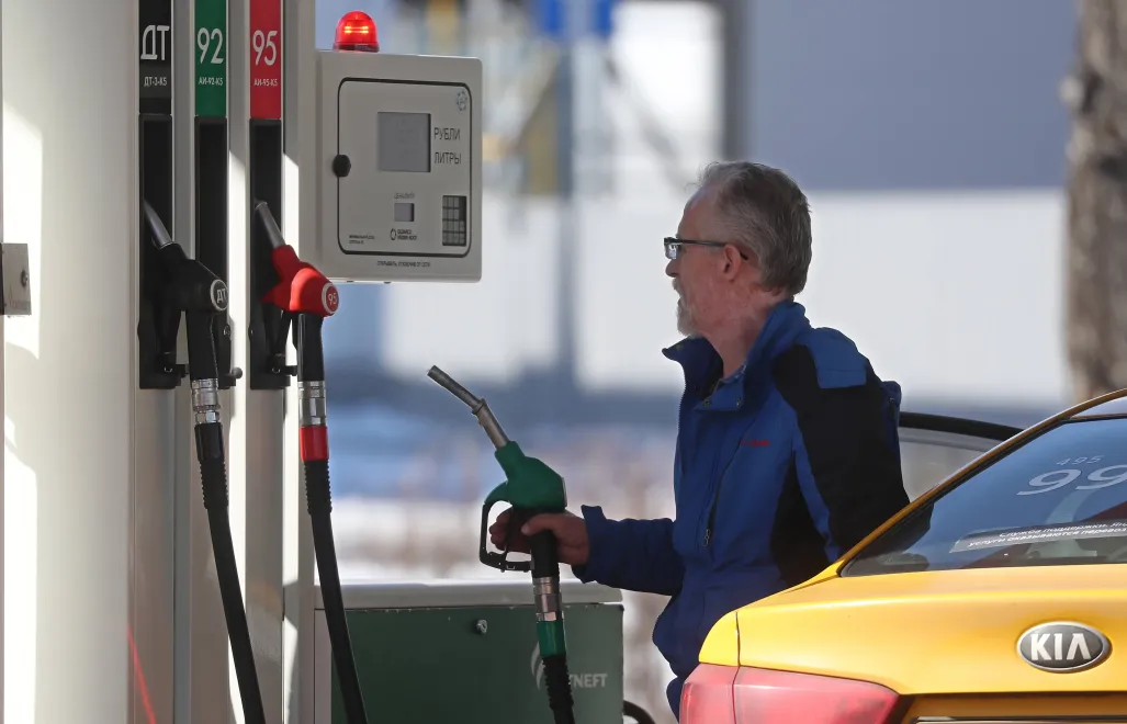Мужчина на АЗС "Татнефти". Fot. PAP/EPA/MAXIM SHIPENKOV (фотоиллюстрация)
