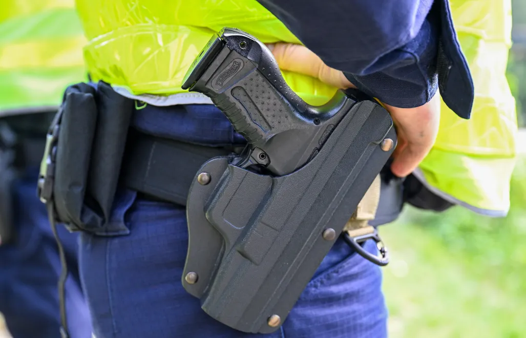 Pistolet w kaburze policjanta, zdjęcie ilustracyjne, fot. PAP/Darek Delmanowicz