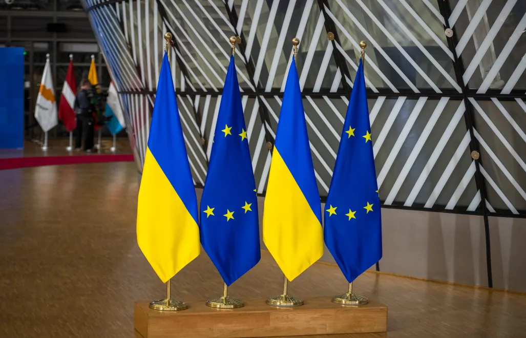 Прапори ЄС та України. Fot. PAP / Wiktor Dąbkowski (фотоілюстрація)