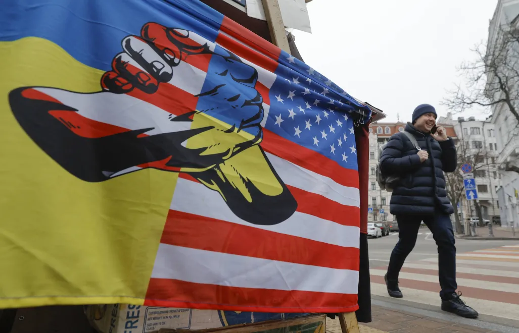 Флаг, символизирующий помощь США Украине. Fot. PAP/EPA/SERGEY DOLZHENKO