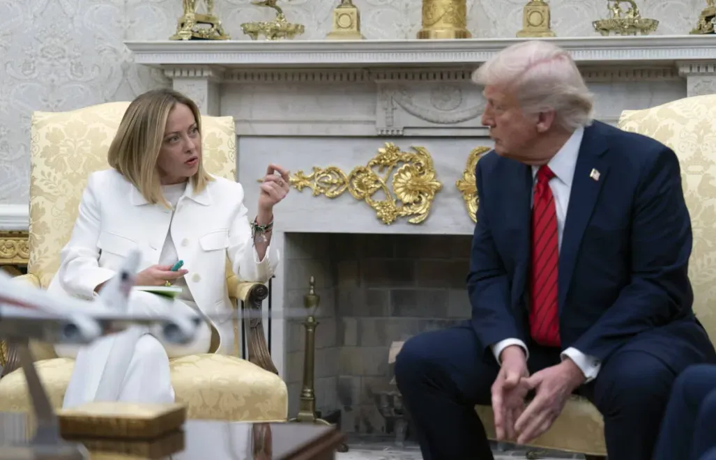 Giorgia Meloni i Donald Trump podczas wizyty premier Włoch w Białym Domu, fot. PAP/EPA/CONSOLIDATED NEWS PHOTOS POOL/CHRIS KLEPONIS / POOL