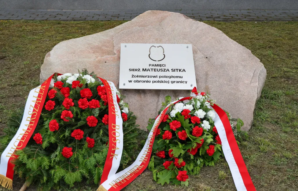 Tablica upamiętniająca sierż. Mateusza Sitka. Fot. PAP/Paweł Supernak
