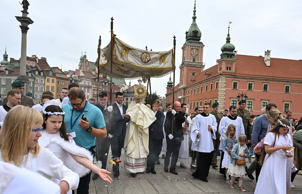 Procesja do czterech ołtarzy, która wyruszyła po eucharystii z archikatedry św. Jana Chrzciciela w Uroczystość Najświętszego Ciała i Krwi Chrystusa. Zdj. ilustracyjne. Fot. PAP/Radek Pietruszka