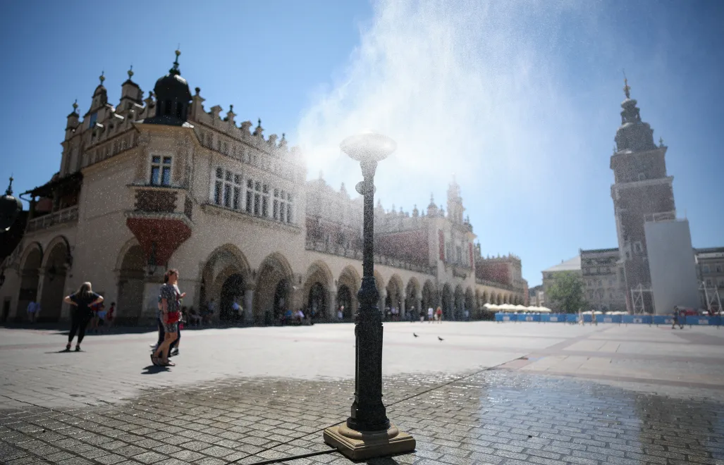 Kurtyna wodna na Rynku Głównym w upalny dzień w Krakowie, fot. PAP/Łukasz Gągulski