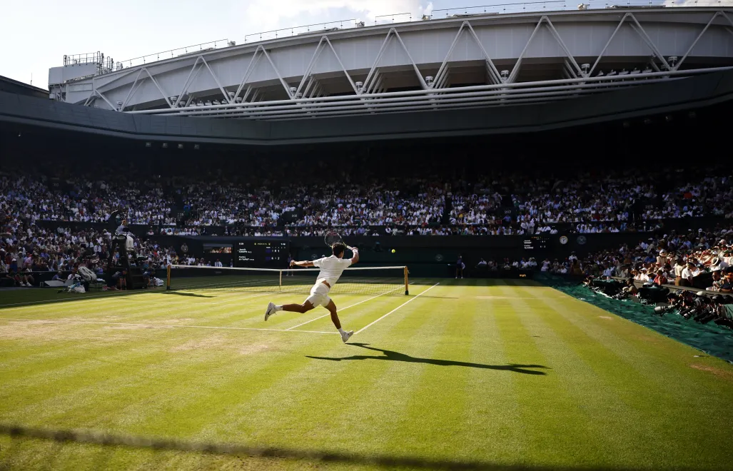 Zeszłoroczny finał Wimbledonu między Alcarazem a Sinnerem, fot. PAP/EPA/TOLGA AKMEN