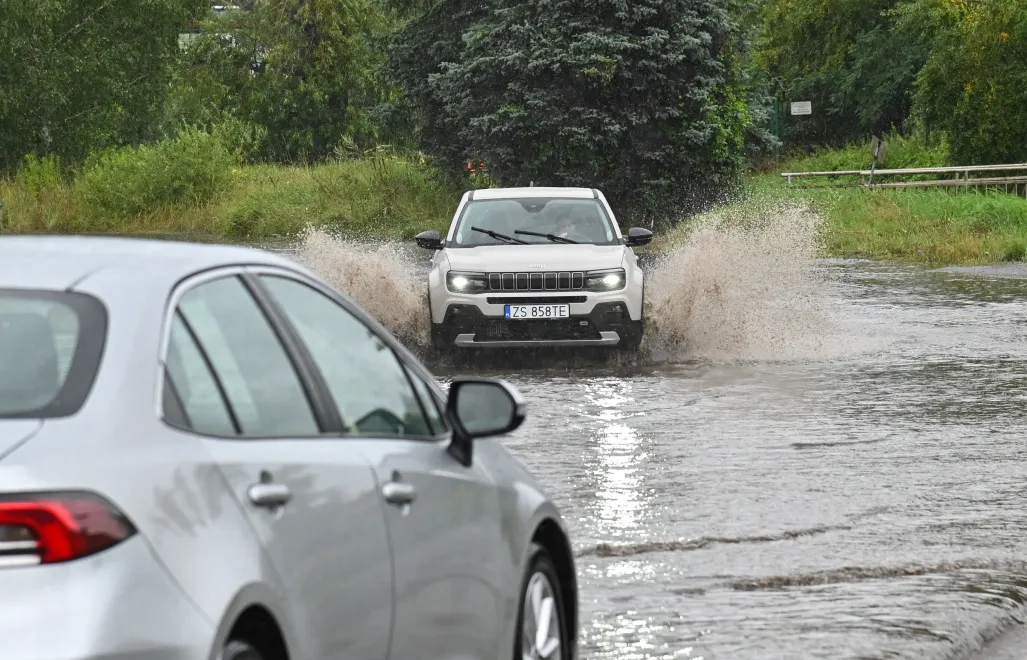 Zalane ulice po burzy Fot. PAP/Marcin Bielecki