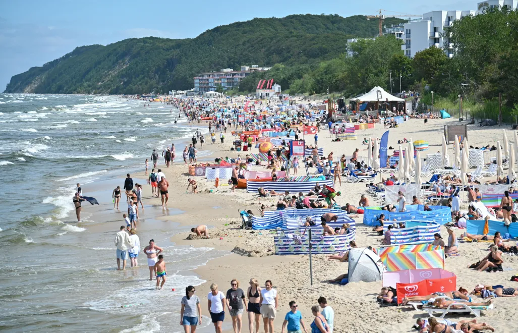 Plaża w wakacje Fot. PAP/Marcin Bielecki