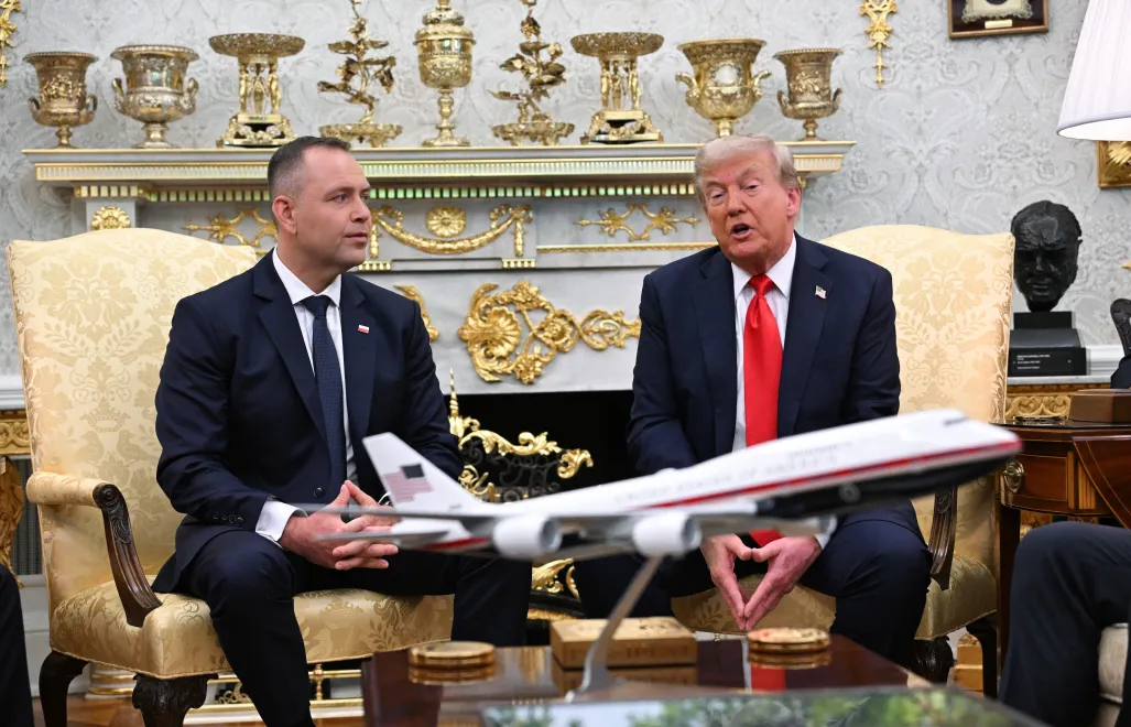 Karol Nawrocki (L) i Donald Tusk (P). Fot. EPA/AARON SCHWARTZ / POOL
