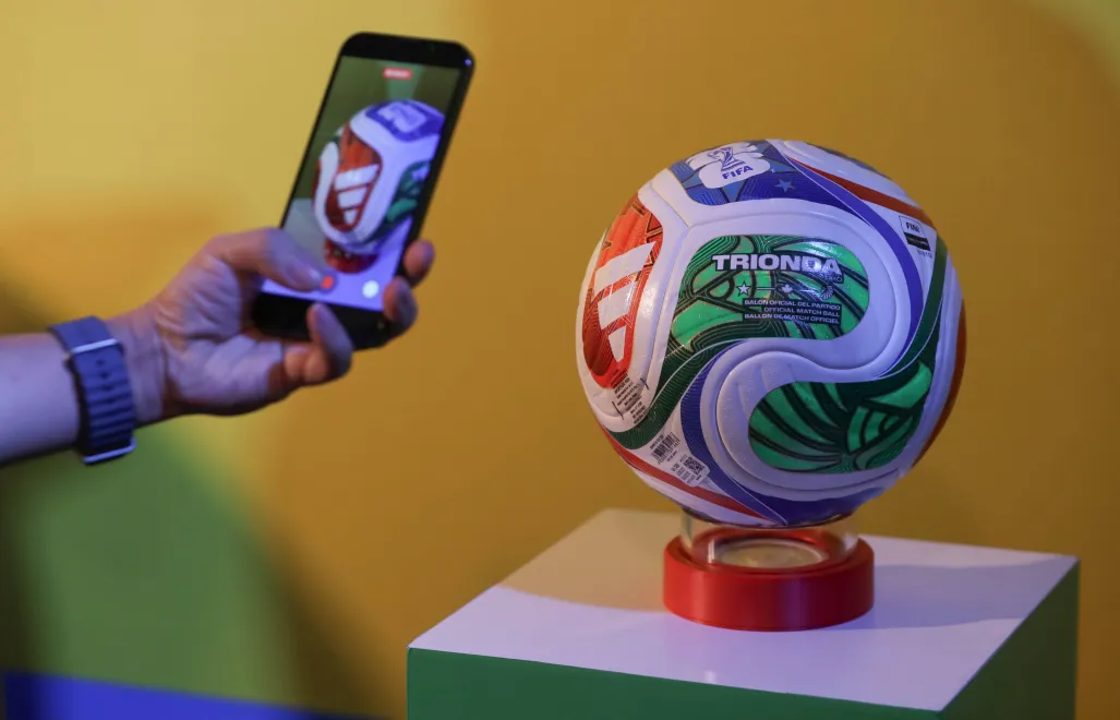 Oficjalna piłka MŚ 2026 Fot. PAP/EPA/MARIO GUZMAN
