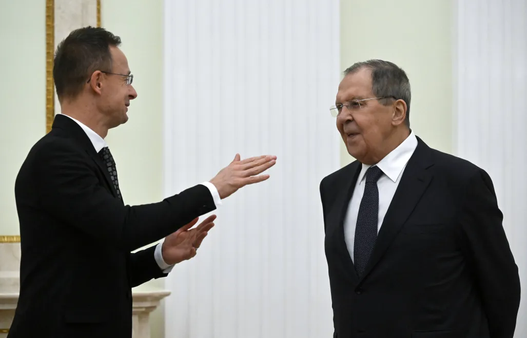 Peter Szijjarto i Siergiej Ławrow. Fot. PAP/EPA/ALEXANDER NEMENOV / POOL