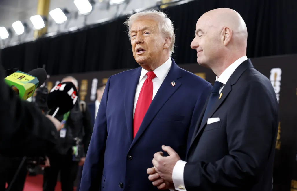 Prezydent USA Donald Trump i szef FIFA Giovanni Infantino. Fot. PAP/EPA/WILL OLIVER 