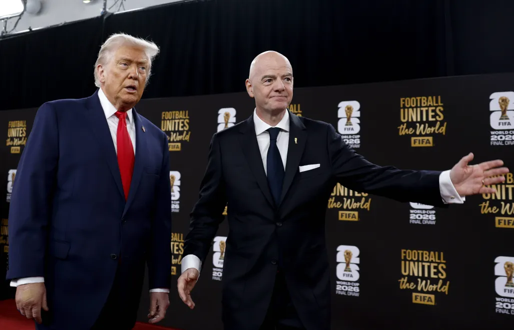 Donald Trump i szef FIFA Gianni Infantino, fot. PAP/EPA/WILL OLIVER