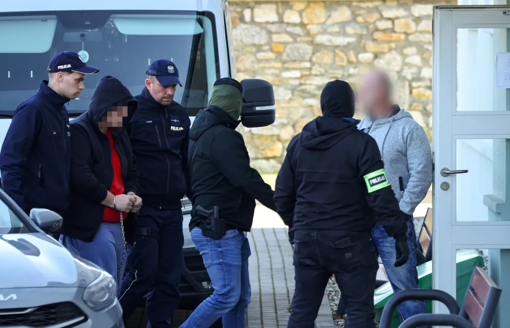 Doprowadzenie 17-letniego podejrzanego (2L) o dokonanie podwójnego morderstwa w miejscowości Kadłub do siedziby Prokuratury Rejonowej w Strzelcach Opolskich, fot. PAP/Krzysztof Świderski