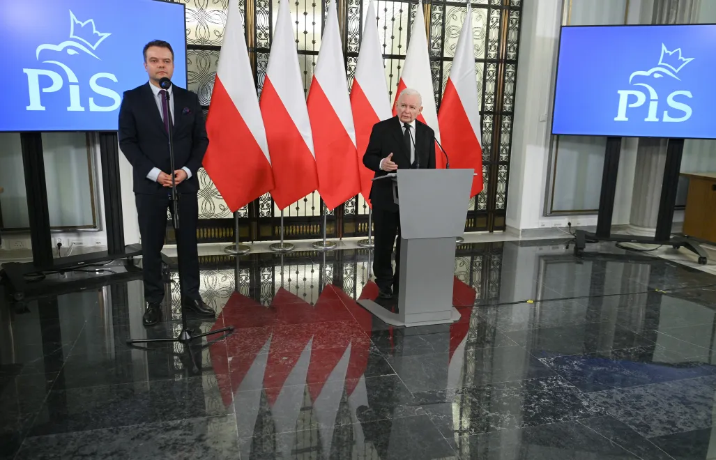 Prezes PiS Jarosław Kaczyński i rzecznik ugrupowania Rafał Bochenek. . Fot. PAP/	Marcin Obara