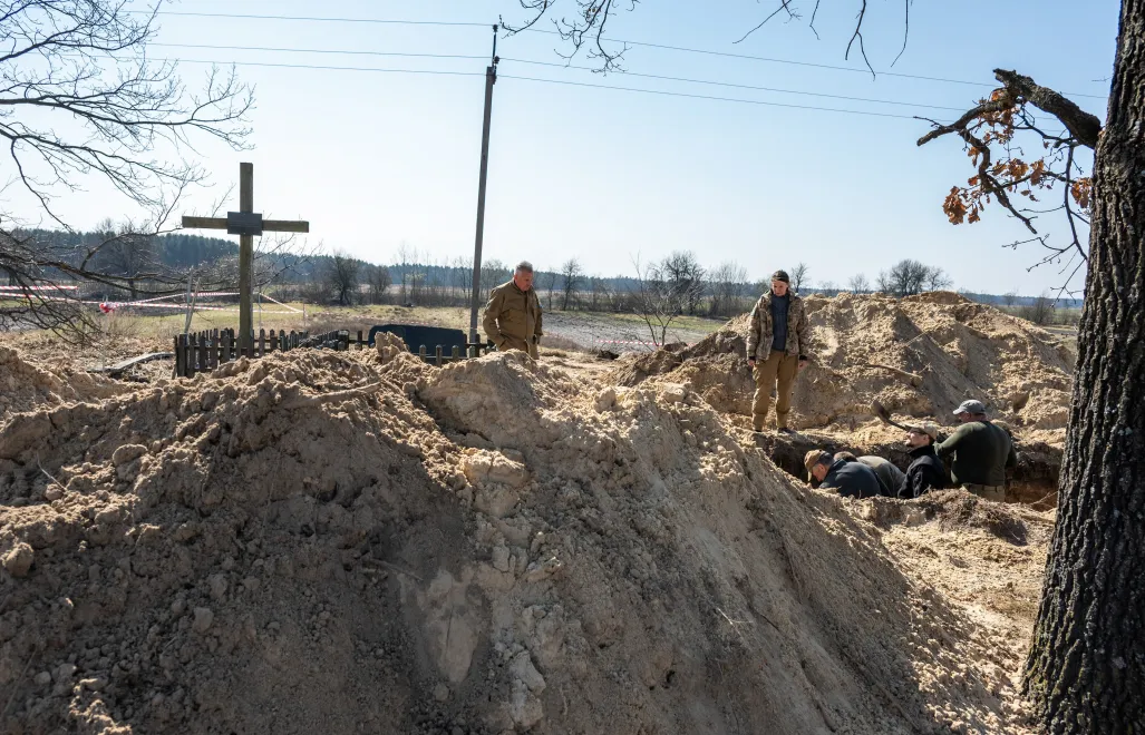 Пошукові роботи на місці поховання поляків у селі Угли. Fot. PAP/Vladyslav Musiienko