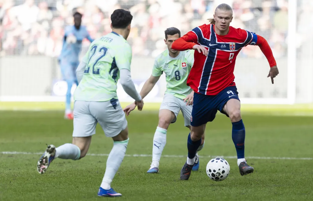Erling Haaland (z prawej) i Szwajcar Fabian Rieder (z lewej) podczas towarzyskiego meczu Norwegia-Szwacjaria fot. PAP/EPA/KEYSTONE/CYRIL ZINGARO