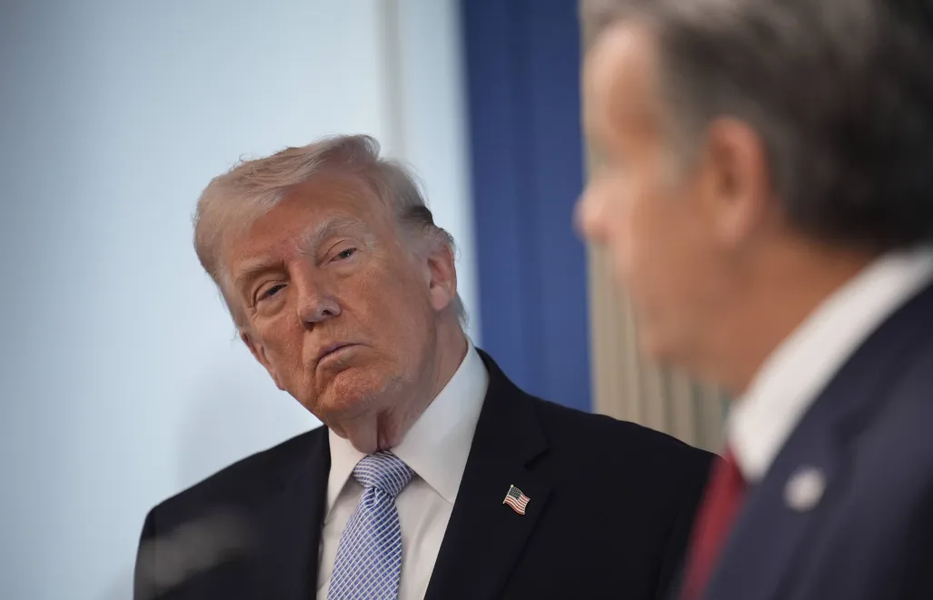 Президент США Дональд Трамп та директор ЦРУ Джон Реткліфф (розмито). Fot. PAP/EPA/YURI GRIPAS / POOL