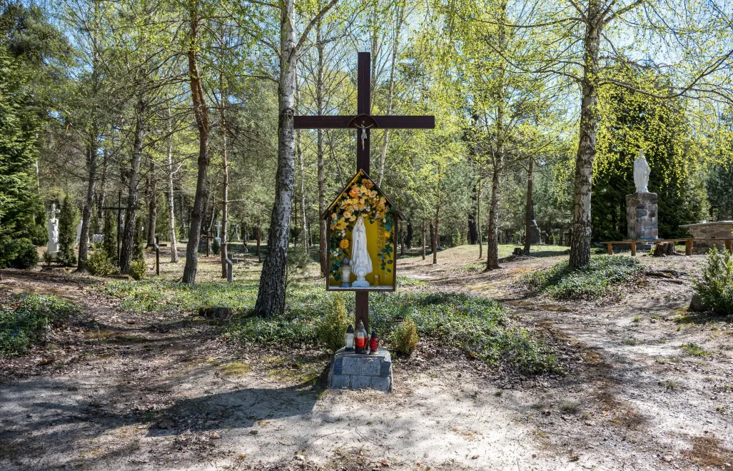  Polski cmentarz w Ostrówkach w obwodzie wołyńskim Fot. PAP/Vladyslav Musiienko