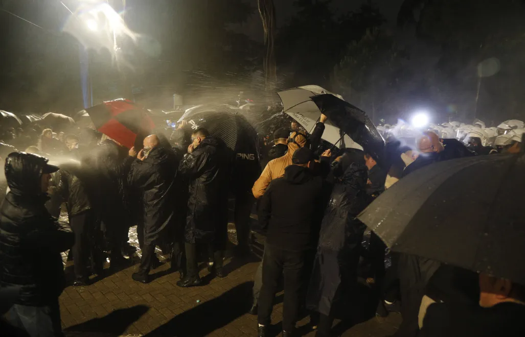 Protesty w Tiranie. Fot. PAP/EPA/	MALTON DIBRA (zdjęcie ilustracyjne)