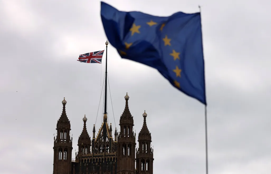 Flaga Unii Europejskiej powiewa przed parlamentem w Londynie, Wielka Brytania. Fot. PAP/EPA/ANDY RAIN
