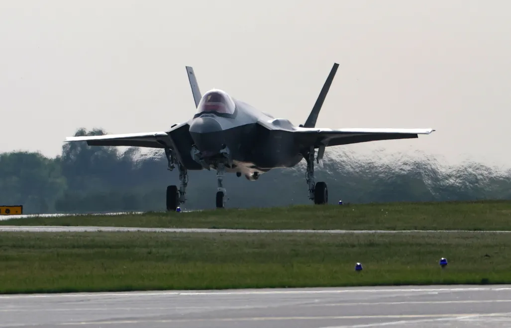 Lądowanie jednego z nowych polskich samolotów F-35 podczas powitania pierwszych polskich maszyn tego typu w 32. Bazie Lotnictwa Taktycznego w Łasku Fot. PAP/Marian Zubrzycki