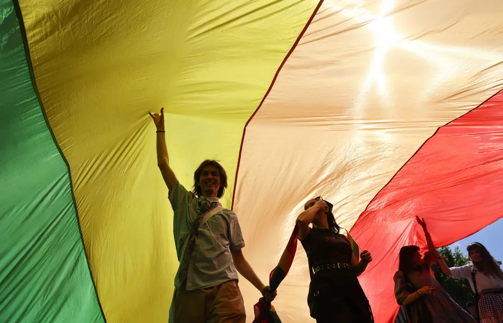 Tęczowa flaga - symbol środowisk LGBT Fot. PAP/Art Service